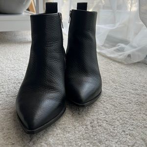 Everlane leather day boots in Black. Used twice.
